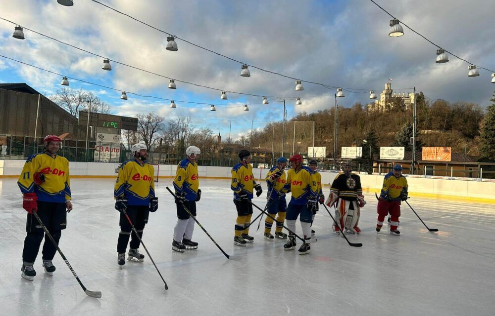 Přátelské utkání firem HUTIRA vs E.ON se letos odehrálo tradičně na otevřeném zimním stadionu u zámku Hluboká nad Vltavou | HUTIRA