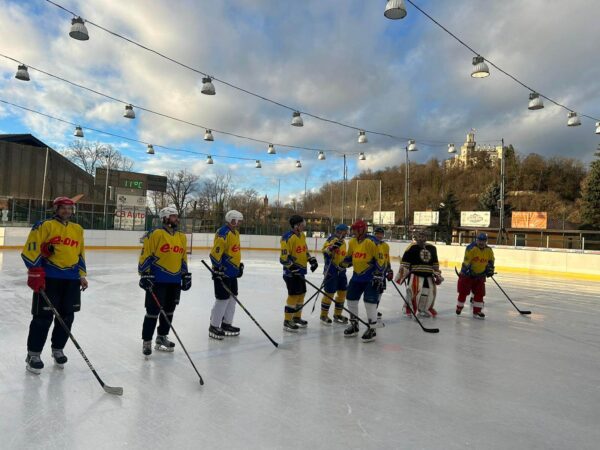 Přátelské utkání firem HUTIRA vs E.ON se letos odehrálo tradičně na otevřeném zimním stadionu u zámku Hluboká nad Vltavou