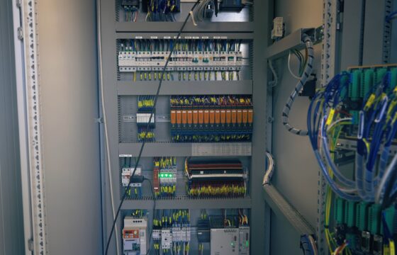 Víte, kde vznikají naše řídicí systémy? | HUTIRA